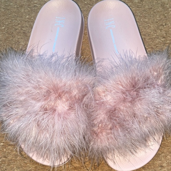 SOLD Faux Fur Mauve Slides - Picture 2 of 3